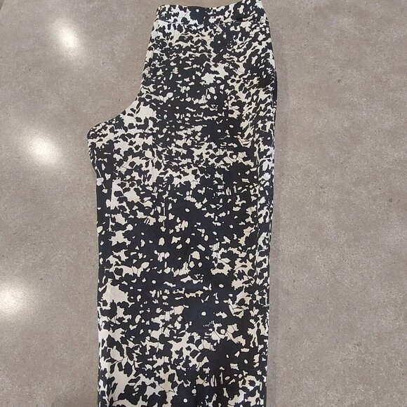 COLDWATER CREEK Women's Black and White Floral Capri Pants w/Pockets - Sz 12 - Picture 8 of 13